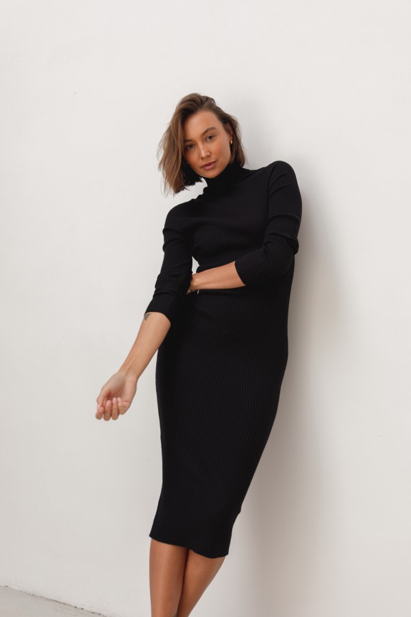 Whitney Długa Sukienka z Golfem Czarna